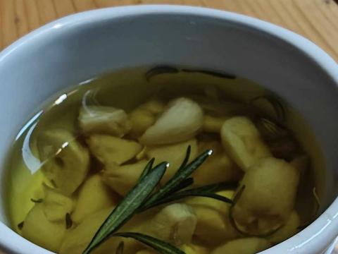 Pieczony czosnek w oliwie z oliwek i rozmarynem na grzanki okazał się hitem wieczoru, podobnie jak tiramisu ;)