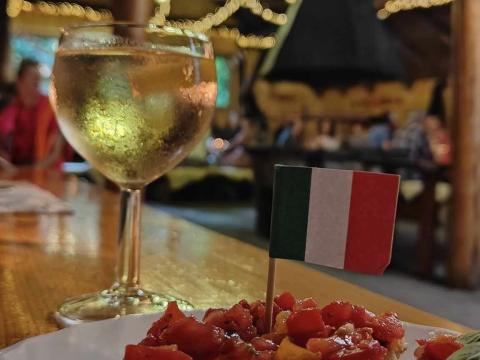 Bruschetta i włoskie wino, czyli idealny początek wieczoru w postaci Aperitivo!
